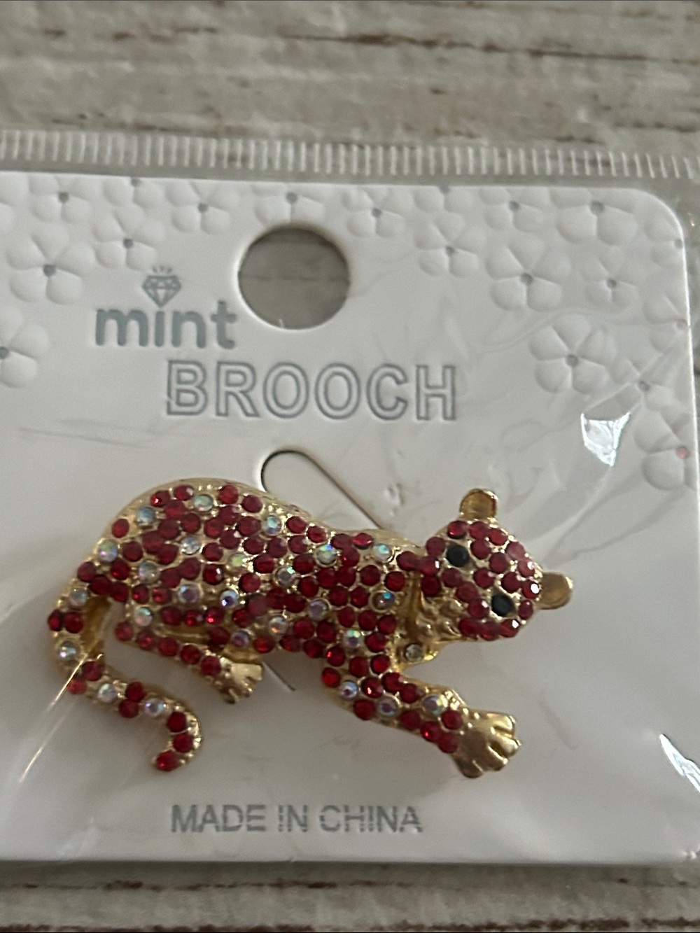 5/)25 Mint Gold Leopard Brooch with Red Rhinestones